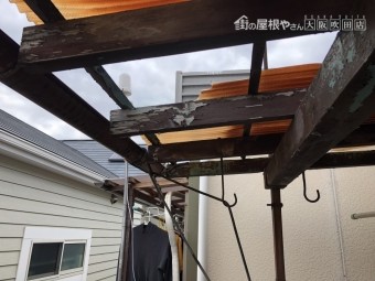 劣化し破れたベランダポリカ製屋根