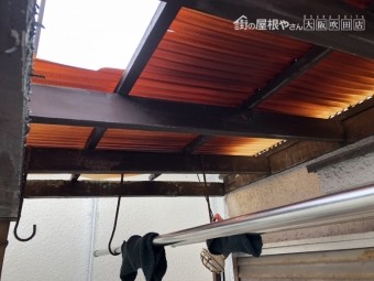 劣化し破れたベランダポリカ製屋根