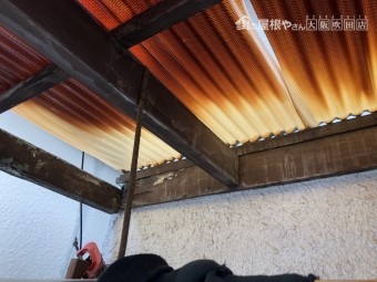 劣化し破れたベランダポリカ製屋根