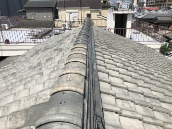 震災後の大棟の歪みを調査
