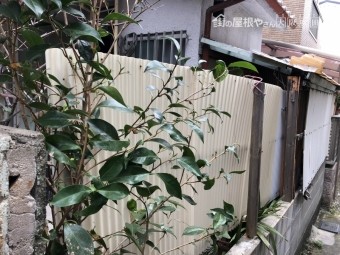 劣化したポリカ波板外壁