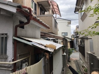 1階軒先の劣化したポリカ屋根