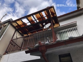 劣化し破れたベランダポリカ製屋根