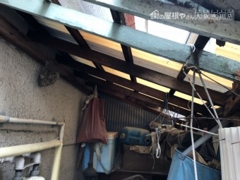 劣化し破れたベランダポリカ製屋根