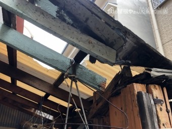 劣化し破れたベランダポリカ製屋根