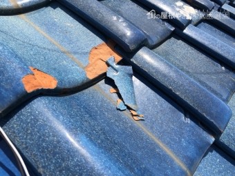 劣化による瓦の割れやはがれ