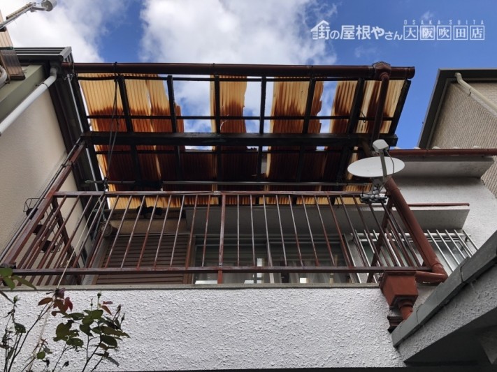 劣化し破れたベランダポリカ製屋根