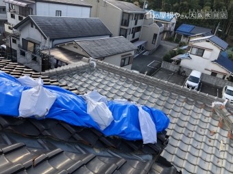 台風後応急処置として覆ったブルーシート