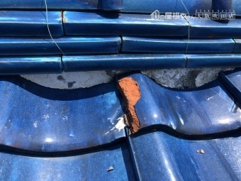 劣化による瓦の割れやはがれ