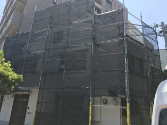 足場メッシュシート架け払い工事