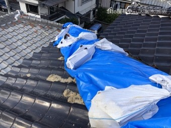 台風後応急処置として覆ったブルーシート