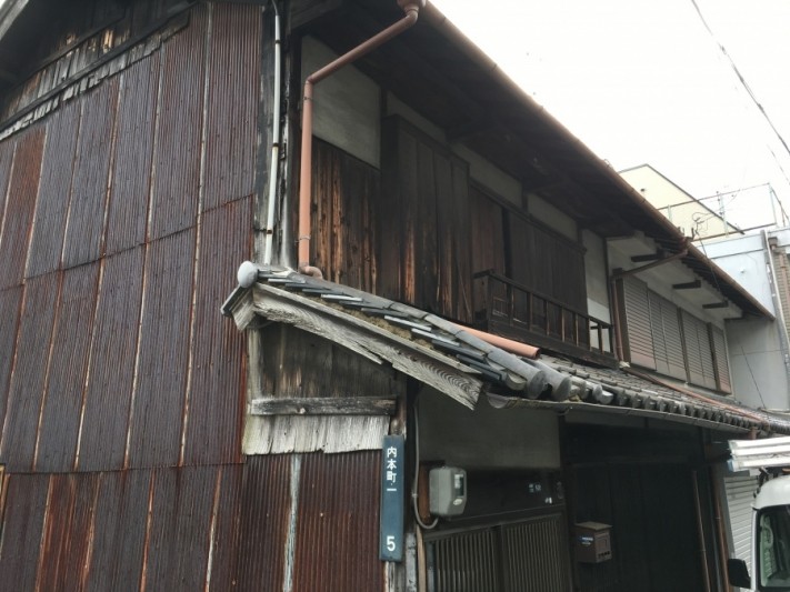 瓦の下の土が流れ出し歪みが生じている屋根。一部破損で落下の恐れがあり