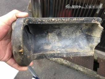 手で簡単に取り外せるほど劣化した屋根瓦