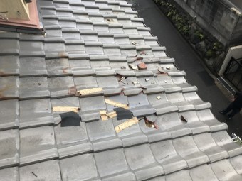 震災で崩壊した瓦屋根