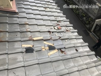 震災で崩壊した瓦屋根