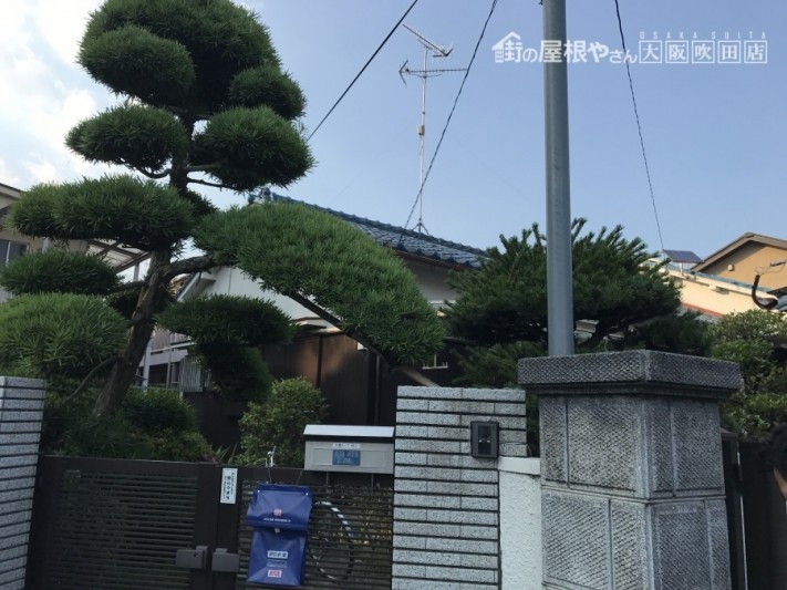 青い瓦屋根の和風の建物全貌