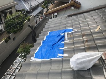 震災で崩壊した瓦屋根を養生