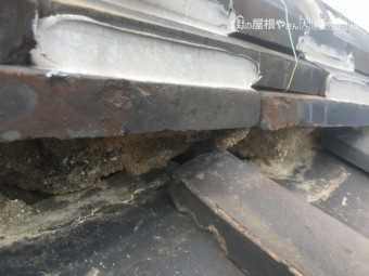 歪みや破損や漆喰剥がれが見られる瓦屋根