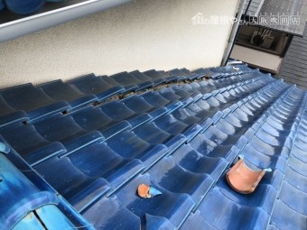 地震の揺れで崩れた瓦
