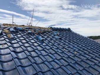 地震の揺れで崩れた大棟の瓦