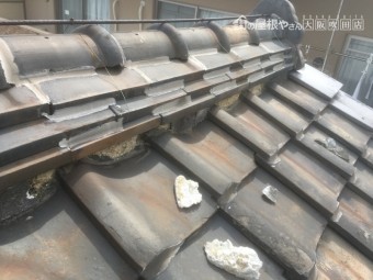 歪みや破損や漆喰剥がれが見られる瓦屋根