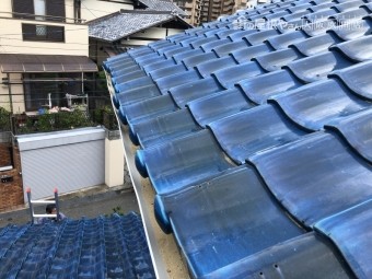 地震の揺れで崩れた瓦