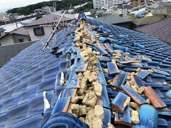 地震の揺れで崩れた大棟の瓦