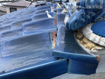 地震の揺れで崩れた大棟の瓦