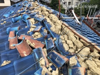 地震の揺れで崩れた大棟の瓦