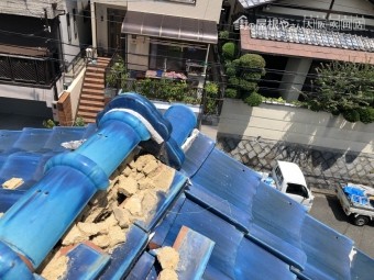 地震の揺れで崩れた大棟の瓦