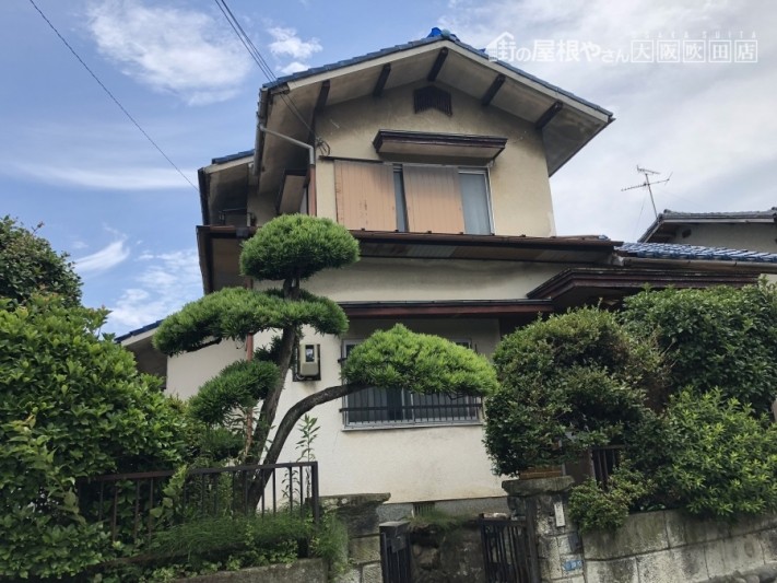 地震後の瓦屋根の和風建築外観