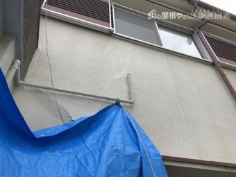 モルタル壁に地震によるクラック発生