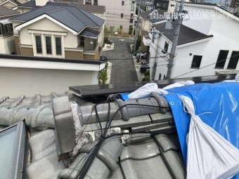 震災後棟の歪みをブルーシートで応急処置カバー
