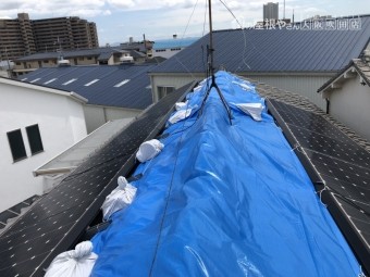 震災後棟の歪みをブルーシートで応急処置カバー