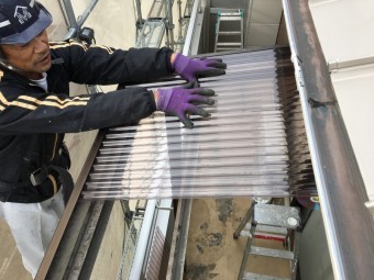 淀川区 ベランダの波板屋根取り付け工程