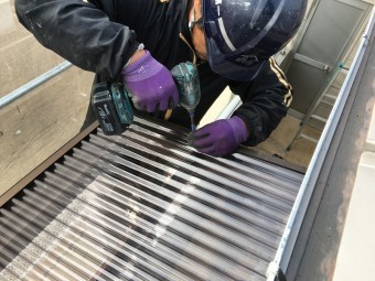 淀川区 ベランダの波板屋根を固定している様子