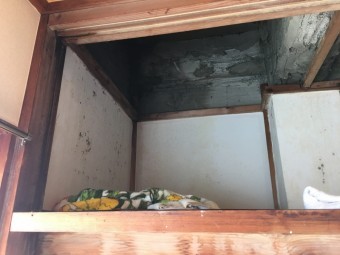 雨漏り発生している押入れ