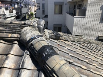 冠瓦を防水テープで補修