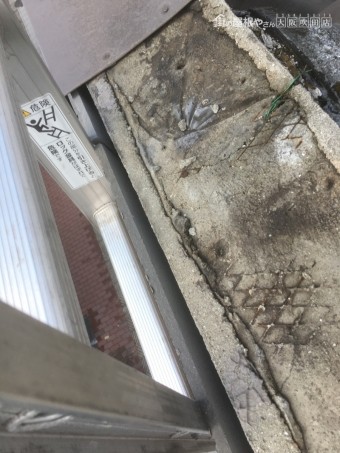 劣化したパラペット笠木部分