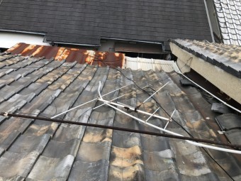 豊中市 瓦差し替え 地震の揺れで落下しかけているアンテナ