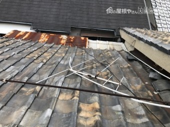 地震の揺れで落下しかけているアンテナ