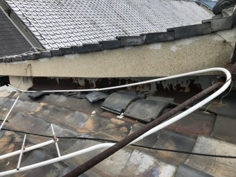 豊中市 瓦差し替え 地震の揺れで落下しかけているアンテナ