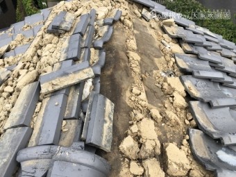 地震の影響を受け崩れた瓦屋根