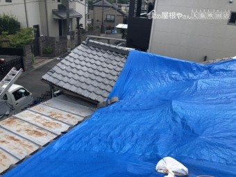 瓦落下防止のブルーシート養生