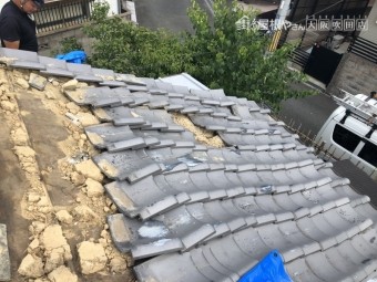 地震の影響を受け崩れた瓦屋根