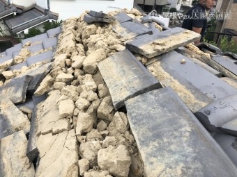 地震の影響を受け崩れた瓦屋根