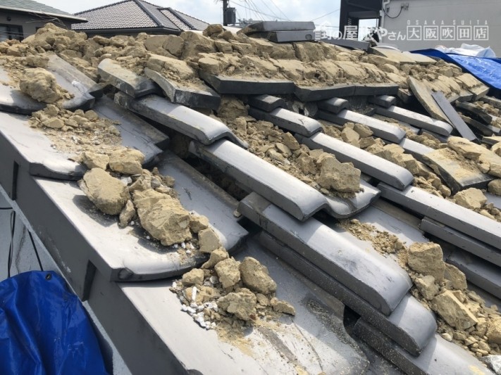 地震の影響を受け崩れた瓦屋根