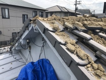 地震の影響を受け崩れた瓦屋根