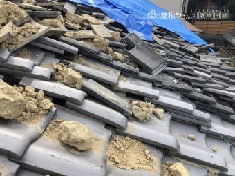 地震の影響を受け崩れた瓦屋根