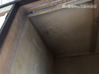 押し入れに雨染みがあります